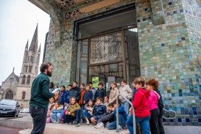 Les élèves devant le pavillon du Verdurier lors de la découverte de l'art déco limougeaud
