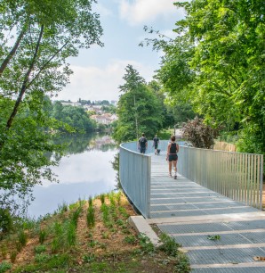 La passerelle sous le viaduc