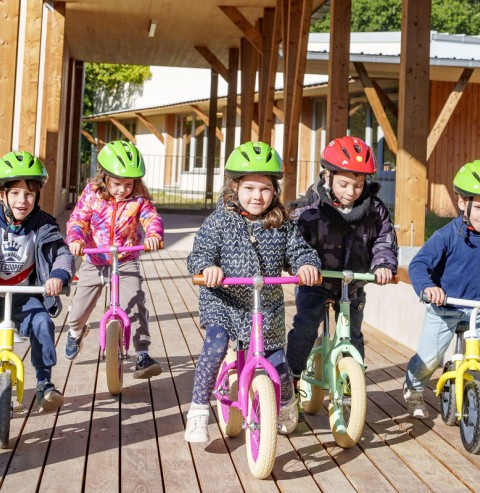 Jeunes enfantsdécouvrant la pratique du vélo au centre de loisirs d'Uzurat