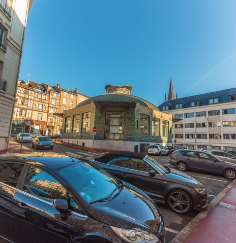 Véhicules en stationnement dans le centre-ville de Limoges