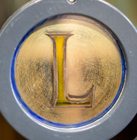 Vitrail ornant la balustrade en ferronerie d'art place des Bancs