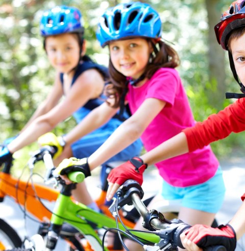 Enfants pratiquant du VTT