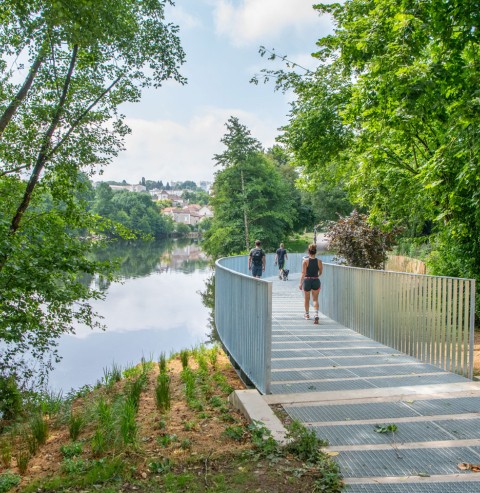 La passerelle sous le viaduc