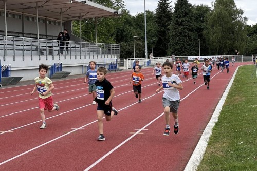 Les enfants participant à la course sur la piste d'athlétisme de Beaublanc