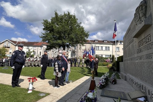 Les jeunes élus accompagnant M. le Maire à la cérémonie du 8 mai