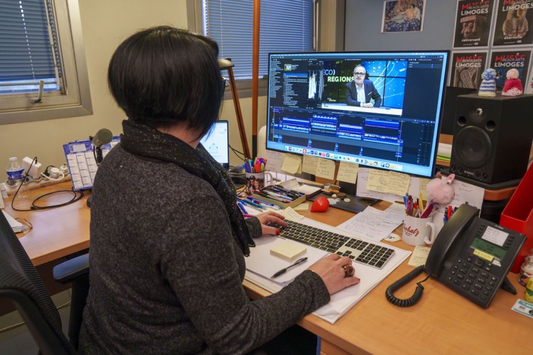 Guylaine Jacquet-Mas lors du montage du reportage